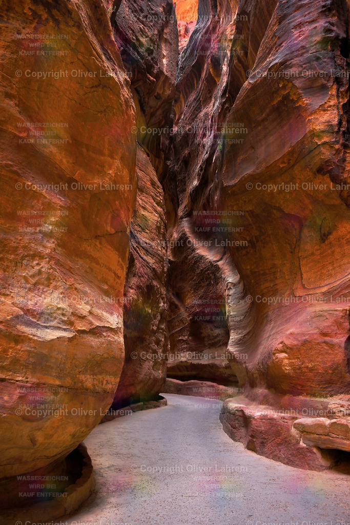 Die Felsenschlucht | Wanderung durch den engen Siq in die Hauptstadt der Nabatäer im Altertum, Petra in Jordanien.