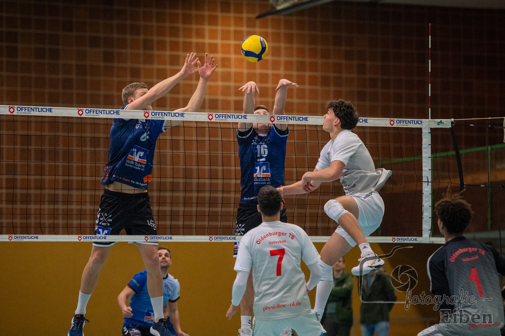 VSG Ammerland-Oldenburger TB | Regionalliga; VSG Ammerland (blau)-Oldenburger TB (weiß) am 18.01.2025 in Bad Zwischenahn (Sporthalle Schilldestraße ), Photo: Philip Eiben 2025 - Realisiert mit Pictrs.com