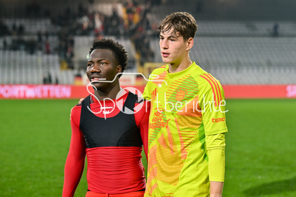 FC Bayern Amateure - FV Illertissen | Gluecklich nach dem Spiel gegen Illertissen / Nestory IRANKUNDA (FC Bayern München II #9) im Arm von Max SCHMITT (FC Bayern München II #1)