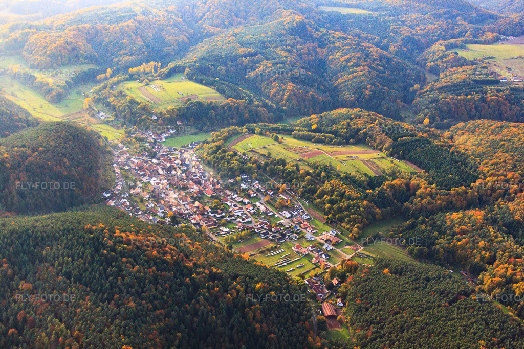 Luftbild: Dorfansicht im Pfälzerwald aus Nordosten in Vorderweidenthal im Bundesland Rheinland-Pfalz in Deutschland. Foto: IMG_53897.jpg vom 20.10.2012 durch Werner Riehm/FLY-FOTO.de