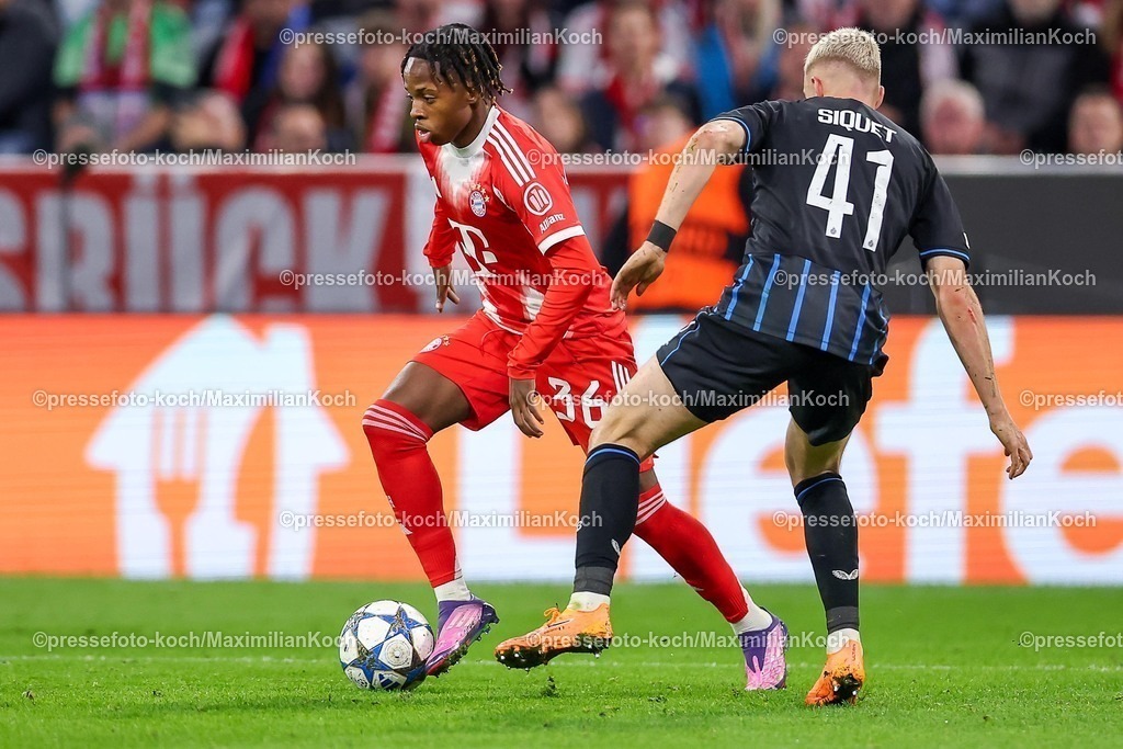 UCL22102501118 | 22.10.2025, Fußball, UEFA Champions League, FC Bayern München - Club Brügge, Allianz Arena, Saison 2025 2026: Wisdom Mike&nbsp;(FC Bayern Muenchen #36) im Zweikampf gegen  Hugo Siquet&nbsp;(Club Bruegge #41) Regulations prohibit any use of photographs as image sequences and or quasi-video.