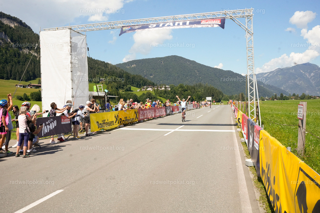 687_20230817_Bewerb_Maenner_Muehlanger | AUT - OESTERREICH, 2023-08-16: SPORT RENNRAD-FAHREN - 55. INTERNATIONALER RADWELTPOKAL IN ST. JOHANN IN TIROL  - Vintage-Radrennen mit WM-Bronze-Medaillen-Siegerin Christina Schweinberger, den Teilnehmer und Alexander Baumann (vom Orginastions-Team) - TAG 2 BEWERB MAENNER IN SECHS GRUPPEN  ; Foto: Roland Muehlanger
