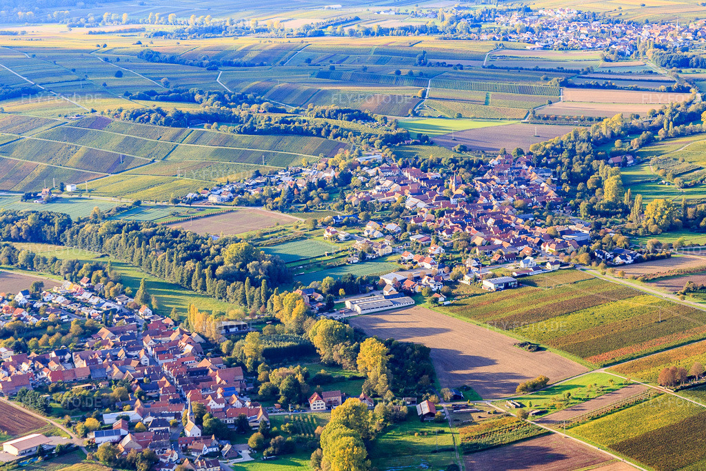Luftbild: Ortsansicht von Osten im Ortsteil Klingen in Heuchelheim-Klingen im Bundesland Rheinland-Pfalz in Deutschland. Foto: IMG_074629.jpg vom 14.10.2014 durch Werner Riehm/FLY-FOTO.deAuflösung des Originals: 4827 x 3218 px