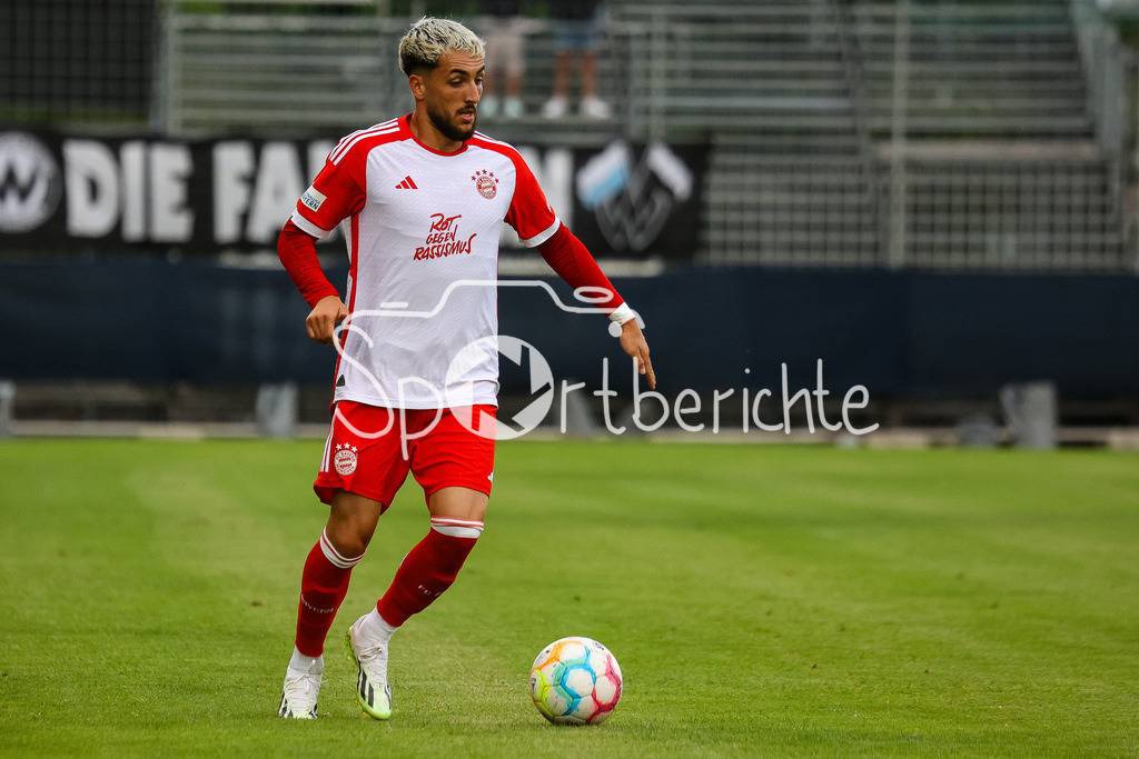 SV Wacker Burghausen - FC Bayern Amateure | Dion BERISHA (FCB #11) am Ball  / Freisteller / Einzelfoto