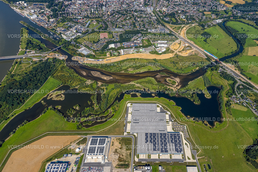 Wesel240802292 | Luftbild, Lippemündungsraum mit Baustelle, Fluss Lippe und Naturschutzgebiet NSG, Flusslauf mit Sandbank, Zum Rhein-Lippe-Hafen mit Rhenus Logistics und Nordfrost GmbH, rechts die Bundesstraße B8 Brücke am Lippeschlößchen, hinten das Gewerbegebiet Am Lippeglacis mit Mineralmahlwerk C. Welsch GmbH, Wesel, Ruhrgebiet, Niederrhein, Nordrhein-Westfalen, Deutschland