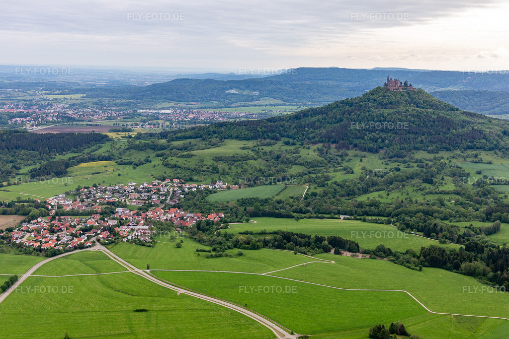 Luftbild: Landwirtschaftliche Nutzflächen und Feldgrenzen umsäumen das Siedlungsgebiet des Dorfes zu Füßen der schwäbischen Alb und der Burg Hohenzollern im Ortsteil Zimmern in Bisingen im Bundesland Baden-Württemberg in Deutschland. Foto: IMG_114656.jpg vom 31.05.2019 durch Werner Riehm/FLY-FOTO.de