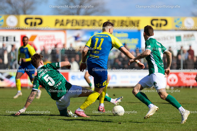 Fußball I Herren I Saison 2025-2026 I SHFV-Lotto-Pokal I Halbfinale I SV Todesfelde - VfB Lübeck 067 | v.l. Luca Menke (5, VfB Lübeck), Morten Liebert (11, SV Todesfelde), Fabian Istefo (19, VfB Lübeck) - Realisiert mit Pictrs.com