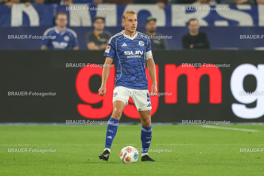 1_S04BER_20250801_2677.JPG -  - FC Schalke 04 - Hertha BSC Berlin - 2. Bundesliga | Gelsenkirchen, Deutschland, 01.08.25: Timo Becker (FC Schalke 04) in Aktion, am Ball, Einzelaktion waehrend des Spiels der 2. Bundesliga zwischen FC Schalke 04 - Hertha BSC Berlin in der Veltins-Arena am 01. August 2025 in Gelsenkirchen, Deutschland. (Foto von Stefan Brauer/Brauer-Fotoagentur)DFB/DFL REGULATIONS PROHIBIT ANY USE OF PHOTOGRAPHS AS IMAGE SEQUENCES AND/OR QUASI-VIDEO.