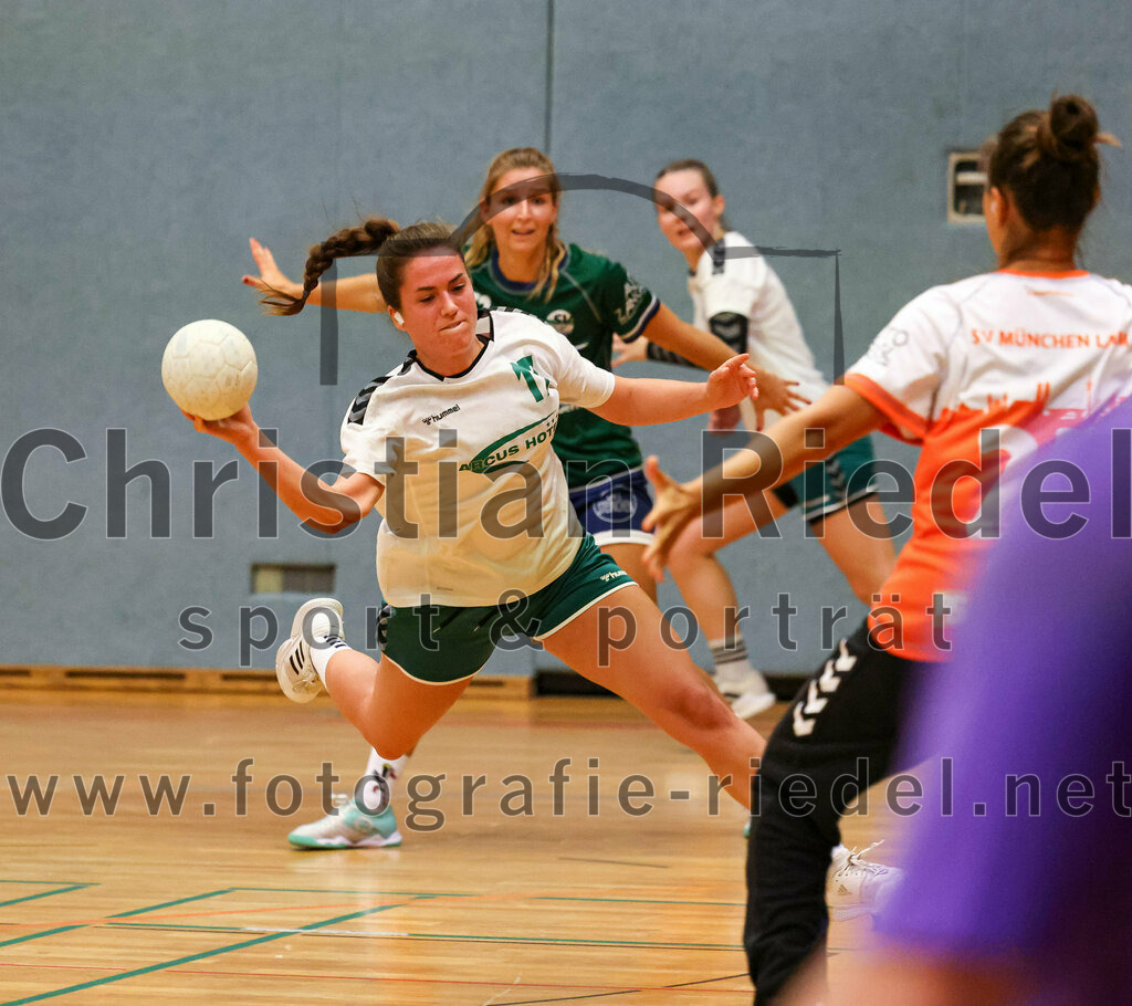 2023-09-16_052_TSV_Vaterstetten_gegen_SV_Muenchen_Laim | Baldham, Deutschland, 16.09.2023:
Handball, Bayernliga Frauen Staffel Süd 2023 / 2024, 1. Spieltag, TSV Vaterstetten gegen SV München Laim, Endergebnis: 23:34

Verena Taenzler (TSV Vaterstetten, #17), Torfrau Georgia Moretti (SV München Laim, #25)

Foto: Christian Riedel / fotografie-riedel.net