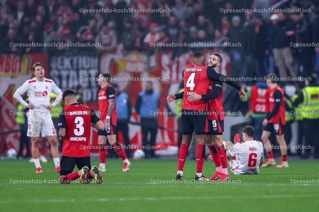 DFB05022502351 | 05.02.2025, Fußball, DFB-Pokal Viertelfinale, Bayer 04 Leverkusen - 1.FC Köln, BayArena, Saison 2024 2025: Abschlussjubel nach dem 3:2 Sieg. Piero Hincapie (Bayer04 Leverkusen #3), Aleix Garcia (Bayer04 Leverkusen #24), Jonathan Tah (Bayer04 Leverkusen #4), Mario Hermoso Canseco (Bayer04 Leverkusen #5)DFB regulations prohibit any use of photographs as image sequences and or quasi-video.