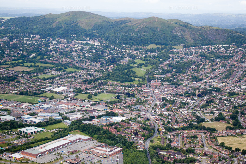 Vue aérienne: Vue de la ville à Madresfield dans le département Angleterre, Grande Bretagne. Photo: IMG_40586(39508).jpg prise le 10/06/2011 par Werner Riehm/FLY-FOTO.eu – Résolution de l'original: 4752 x 3168 px