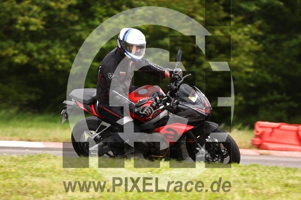 0582-20240601_02275 | Schöne Erinnerungen an spannende Momente - das festzuhalten ist unser Job. PIXELrace.de ist seit 2003 auf den Rennstrecken Europas unterwegs um die Action draußen beim Fahren und die wunderbare Stimmung imm Fahrerlager für euch einzufangen.