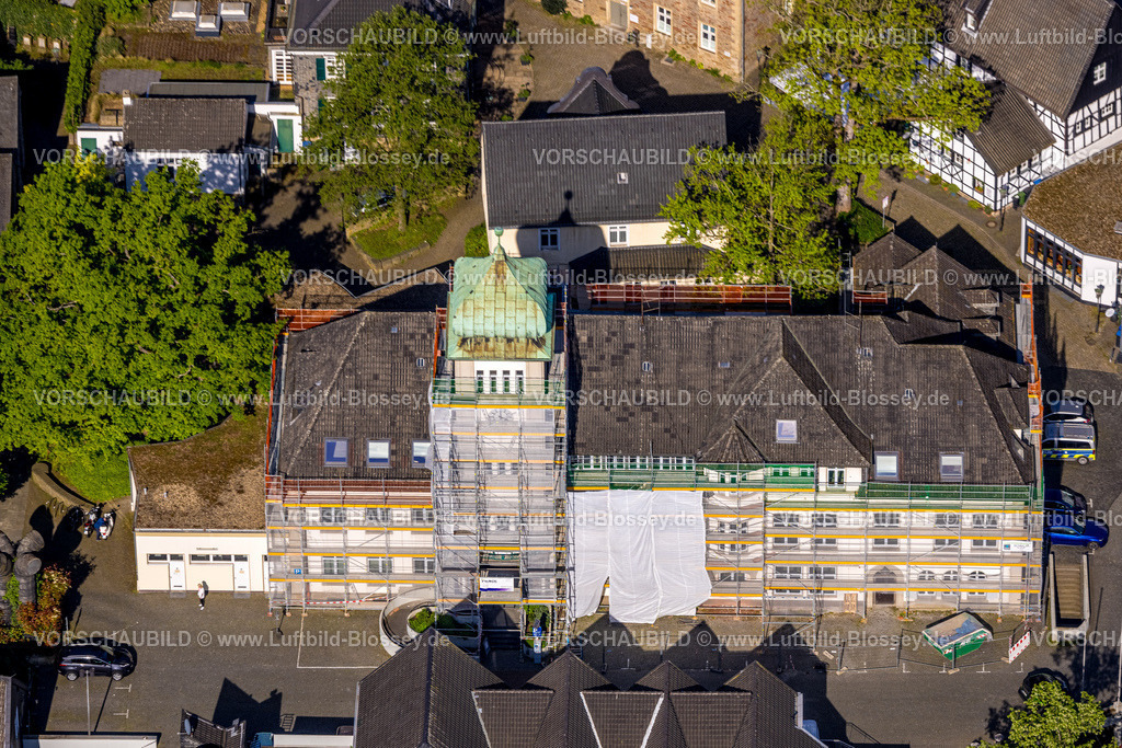 Herdecke240503445 | Luftbild, Rathaus in der Altstadt Baustelle mit Renovierung und verhüllter Hausfassade mit Baugerüst, Herdecke, Ruhrgebiet, Nordrhein-Westfalen, Deutschland