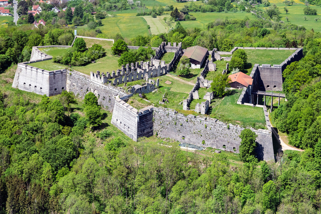 dr__0096286.jpg | SCHNAITTACH 11.05.2022 Fragmente der Zitadelle- Festungsanlage Rothenberg in Schnaittach im Bundesland Bayern, Deutschland. 
