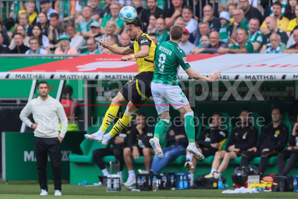 Fussball, Bundesliga, SV Werder Bremen - Borussia Dortmund | v.li.: Ramy Bensebaini (Borussia Dortmund, BVB, 5) und Mitchell Weiser (SV Werder Bremen, 8) im Kopfballduell, Kopfball, Zweikampf, Action, Aktion, Spielszene, DIE DFL-RICHTLINIEN UNTERSAGEN JEGLICHE NUTZUNG VON FOTOS ALS SEQUENZBILDER UND/ODER VIDEOÄHNLICHE FOTOSTRECKEN. DFL REGULATIONS PROHIBIT ANY USE OF PHOTOGRAPHS AS IMAGE SEQUENCES AND/OR QUASI-VIDEO.