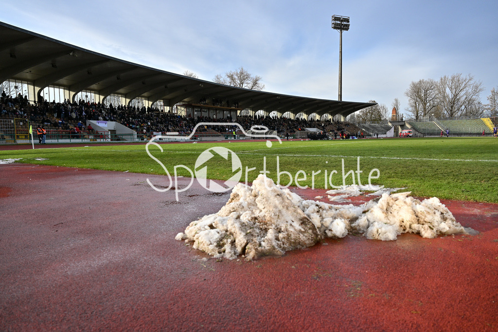 TSV Schwaben Augsburg - FC Augsburg II | das alte Rosenaustadion in Augsburg leuchtet in der Sonne / Symbolbild / Schnee / Winter / Eis / Symbolbidl /Regionalliga Bayern: TSV Schwaben Augsburg - FC Augsburg II, Rosenaustadion am 23.11.2024