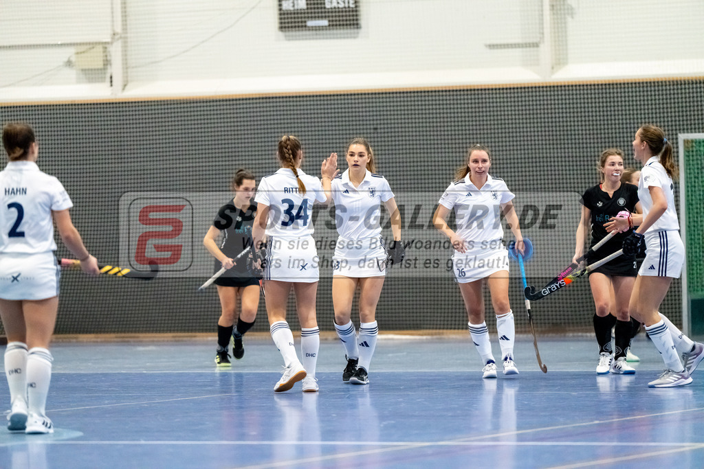 HK_20241201_109478 | 1. Bundesliga Halle Damen Düsseldorfer HC - Schwarz Weiss Köln am 1.12.2024 DHC, Düsseldorf , Charlotte Ritter ( ( Düsseldorfer HC #34 ) , Lucy Zich ( Torfrau Düsseldorfer HC #33 ) , Elisa Gräve ( Düsseldorfer HC #26 )