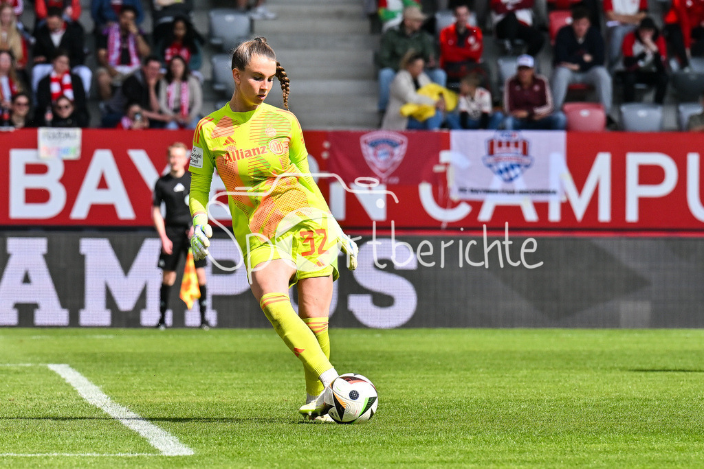 FC Bayern München - SC Freiburg | am Ball Ena MAHMUTOVIC (FC Bayern München Frauen #32) / Einzelfoto / Freisteller / Frauen Bundesliga: FC Bayern Muenchen - SC Freiburg, FC Bayern Campus am 27.04.2025