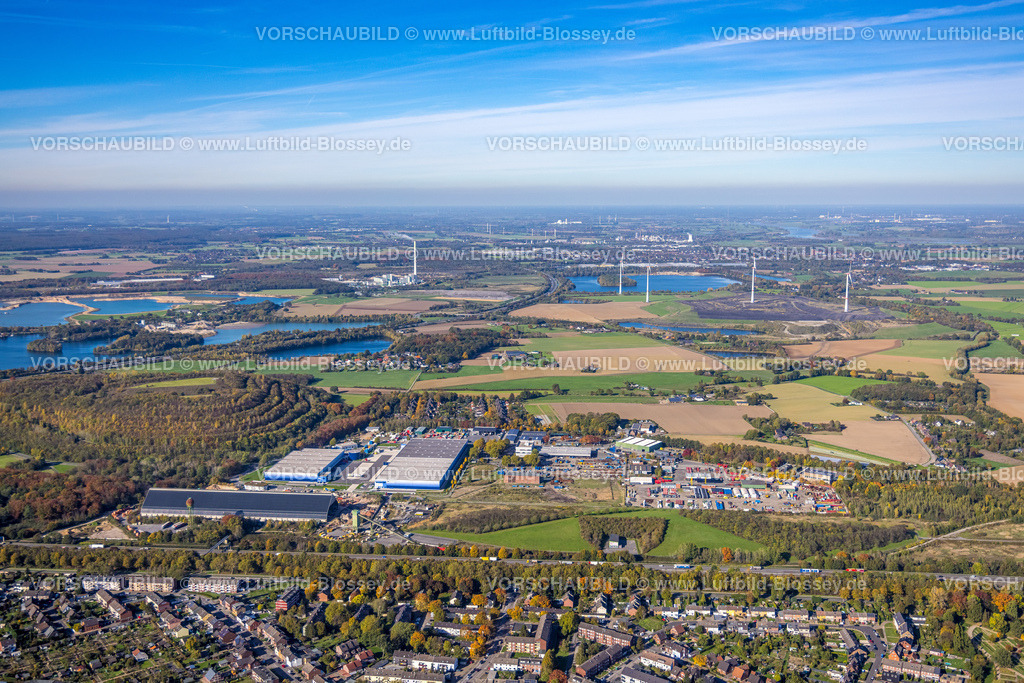 Moers221004303 | Luftbild, Gewerbegebiet Am Pattberg, Halde Pattberg, Rheinlandstraße, Neubau AUKLogis Warenlager, Riedel Recycling, Fernsicht zum Rossenrayer See und Windräder, Rheinkamp-Repelen, Moers, Ruhrgebiet, Nordrhein-Westfalen, Deutschland