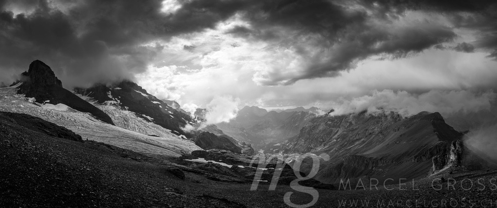 panoramic view from Blümlisalphütte SAC with Hohtürli and the view in direction of Kandersteg | Die ideale Geschenkidee für Naturliebhaber. Naturbilder von Marcel Gross Photography für ihr Zuhause in den verschiedensten Formaten und Materialien. - Realisiert mit Pictrs.com