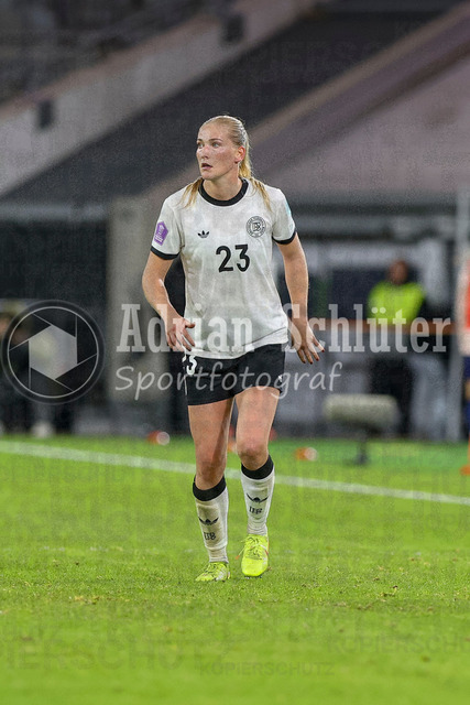 Deutschland vs Frankreich - Halbfinale - UEFA Women's Nations League | Düsseldorf, Deutschland, 24.10.25:   Camilla Küver ( Deutschland ) schaut waehrend des Halbfinals der UEFA Women's Nations League zwischen Deutschland vs Frankreich in der Merkur-Spiel-Arena(Foto von Brauer-Fotoagentur / Adrian Schlueter)