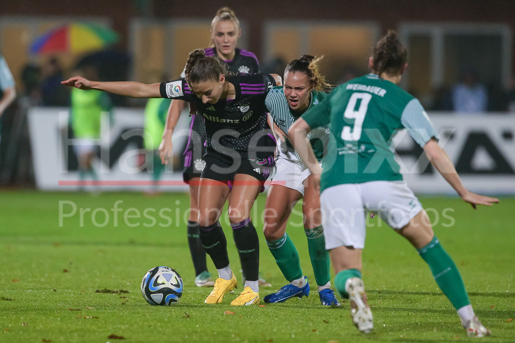 Fussball, Google Pixel Frauen-Bundesliga, SV Werder Bremen - FC Bayern München | v.li.: Katharina Naschenweng (FC Bayern München, 19) und Maja Sternad (SV Werder Bremen, 11) im Zweikampf, Duell, Dynamik, Aktion, Action, Spielszene, DIE DFB-RICHTLINIEN UNTERSAGEN JEGLICHE NUTZUNG VON FOTOS ALS SEQUENZBILDER UND/ODER VIDEOÄHNLICHE FOTOSTRECKEN. DFB REGULATIONS PROHIBIT ANY USE OF PHOTOGRAPHS AS IMAGE SEQUENCES AND/OR QUASI-VIDEO.