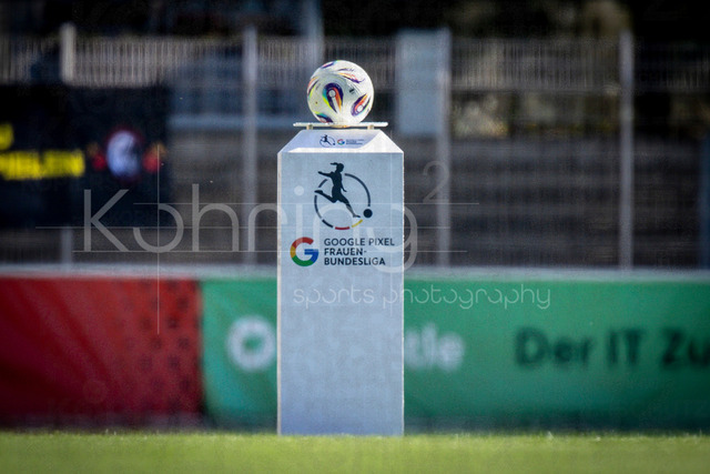 Google Pixel Frauen-Bundesliga; Bayer 04 Leverkusen - SC Freiburg, 26.04.2026 | Der Ball zum Spiel Bayer 04 Leverkusen - SC Freiburg an Spieltag 23 der Google Pixel Frauen-Bundesliga am 26.04.2026 im Ulrich-Haberland-Stadion in Leverkusen (Nordrhein-Westfalen). DFL REGULATIONS PROHIBIT ANY USE OF PHOTOGRAPHS AS IMAGE SEQUENCES AND/OR QUASI-VIDEO.
