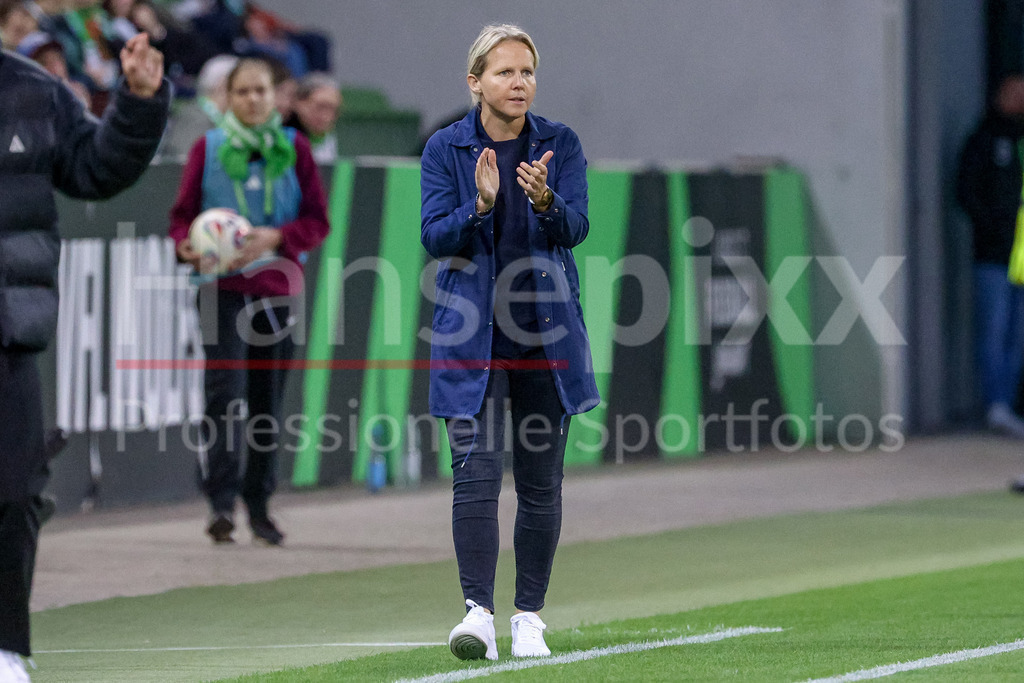 Fussball, Google Pixel Frauen-Bundesliga, VfL Wolfsburg - SV Werder Bremen | Friederike Kromp (Fritzy Kromp, Trainerin, Cheftrainerin, SV Werder Bremen) ruft, brüllt, schreit, gibt Anweisungen, DIE DFB-RICHTLINIEN UNTERSAGEN JEGLICHE NUTZUNG VON FOTOS ALS SEQUENZBILDER UND/ODER VIDEOÄHNLICHE FOTOSTRECKEN. DFB REGULATIONS PROHIBIT ANY USE OF PHOTOGRAPHS AS IMAGE SEQUENCES AND/OR QUASI-VIDEO.