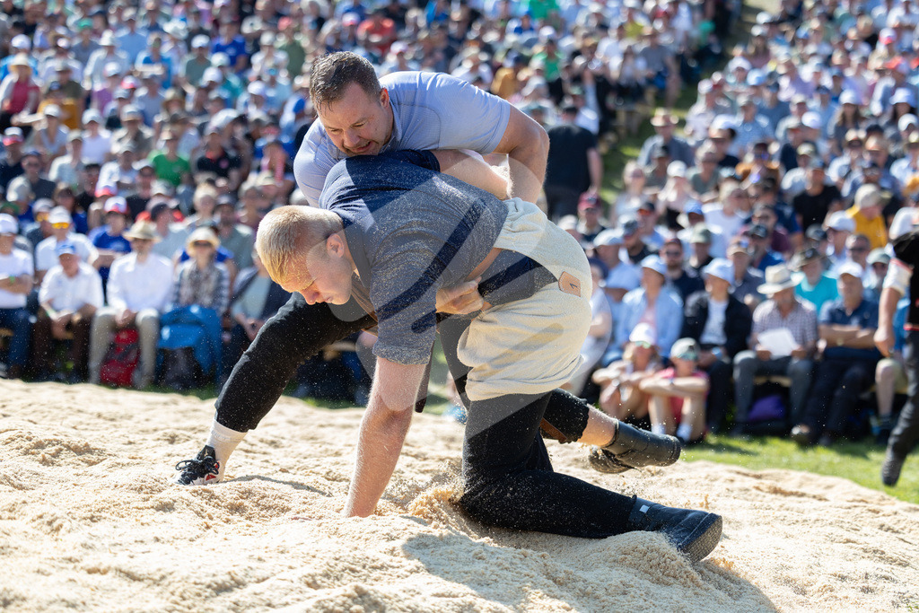 Rigi2025_2651 | Die Schwinger des Schwyzer Kantonalen Schwingerverbandes: Fotos, die Dynamik und Leidenschaft festhalten, sowie emotionale Momente aus dem traditionellen Schwingsport zeigen. - Realisiert mit Pictrs.com