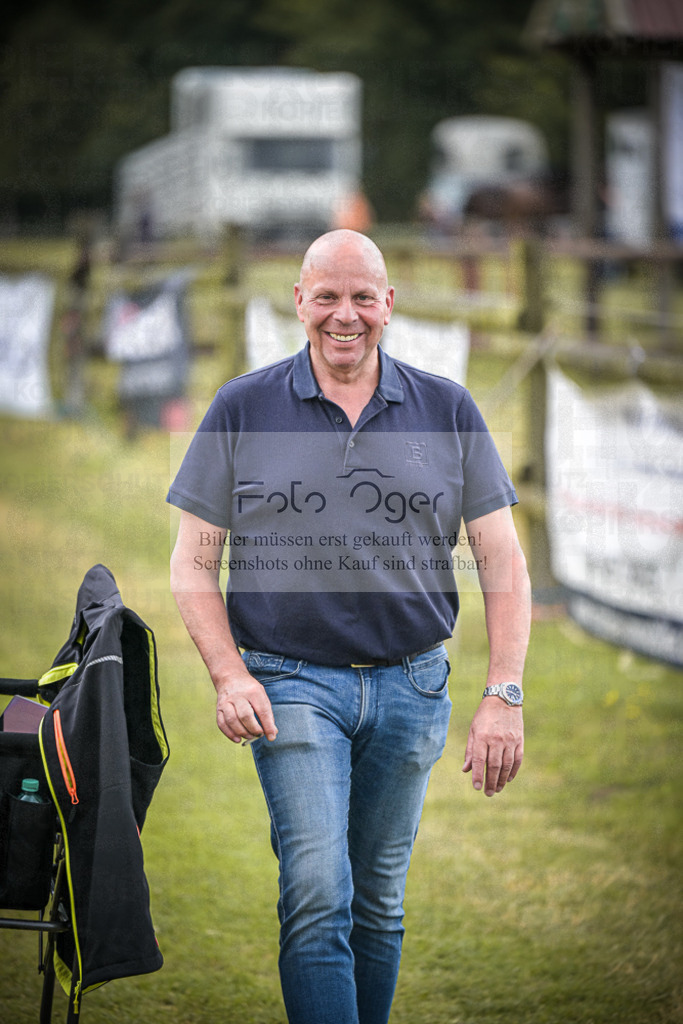 DOS_7744 | Entdecke hochwertige Reitturnierfotos von Foto Oger. Professionell, emotional und authentisch – jetzt Lieblingsmomente im Shop bestellen.Deutschlandweite Turnierfotografie. - Realisiert mit Pictrs.com