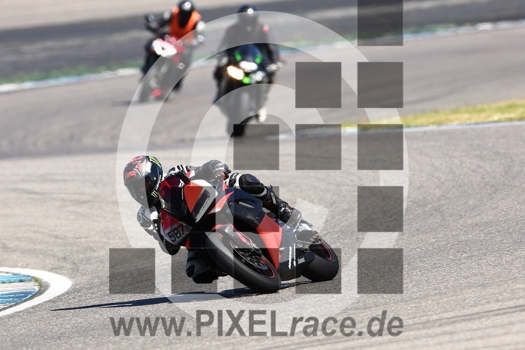 0587-20240625_03977 | Schöne Erinnerungen an spannende Momente - das festzuhalten ist unser Job. PIXELrace.de ist seit 2003 auf den Rennstrecken Europas unterwegs um die Action draußen beim Fahren und die wunderbare Stimmung imm Fahrerlager für euch einzufangen.