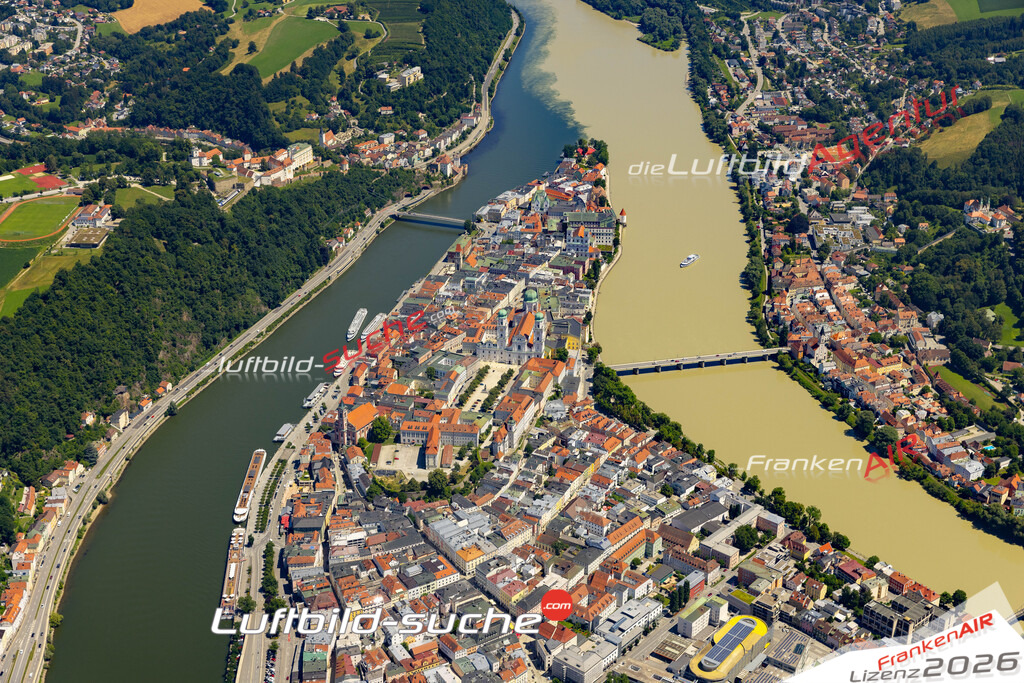 Die Luftaufnahme Altstadt - Passau wurde 2022 vom Flugzeug aus (keine Drohne) erstellt. Hohe Auflösung -für große Poster und Wandbilder geeignet - Garantiert!