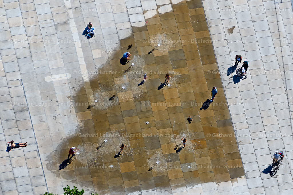 4033331 | FREIBURG IM BREISGAU 30.06.2020 Wasserspiele- Brunnen in Freiburg im Breisgau im Bundesland Baden-Württemberg, Deutschland. Weiterführende Informationen bei: Stadt Freiburg im Breisgau. // Water - fountain in Freiburg im Breisgau in the state Baden-Wuerttemberg, Germany. Further information at: Stadt Freiburg im Breisgau. Foto: Gerhard Launer