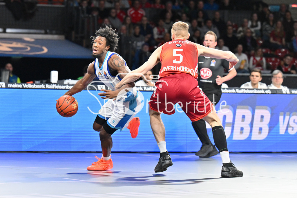 FC Bayern München - Skyliners Frankfurt | MUNICH, GERMANY - 17. FEBRUARY: im Duell Isaiah SWOPE (Skyliners Frankfurt 1) und Niels GIFFEY (FC Bayern Basketball 5) während dem Spiel zwischen dem FC Bayern München und den Skyliners Frankfurt am 21. Spieltag der easyCredit BBL im BMW Park