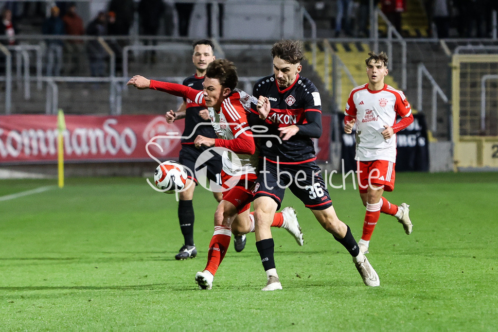 FC Bayern Amateure - FC Wuerzburger Kickers | Louis RICHTER (FCB #46) im Duell mit Pascal MOLL (FWK #36) Zweikampf