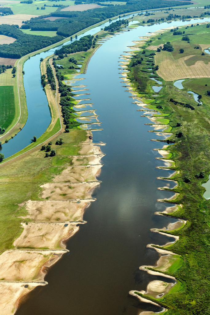 dr__0030228.jpg | RüHSTäDT 24.07.2019 Uferbereiche am Flußverlauf der Elbe und dem Gnevsdorfer Vorfluter in Rühstädt im Bundesland Brandenburg, Deutschland. // Riparian zones on the course of the river of Elbe and dem Gnevsdorfer Vorfluter in Ruehstaedt in the state Brandenburg, Germany. Foto: Daniel Reiter