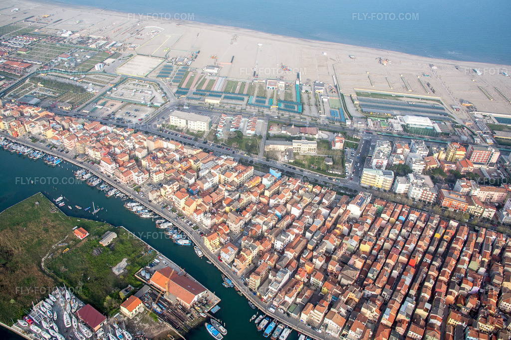 Aerial view: View of the town in Chioggia in the state Veneto, Italy. – Photo: IMG_087587.jpg taken on 04/06/2016 by Werner Riehm/FLY-FOTO.com – Resolution of the original: 5472 x 3648 px