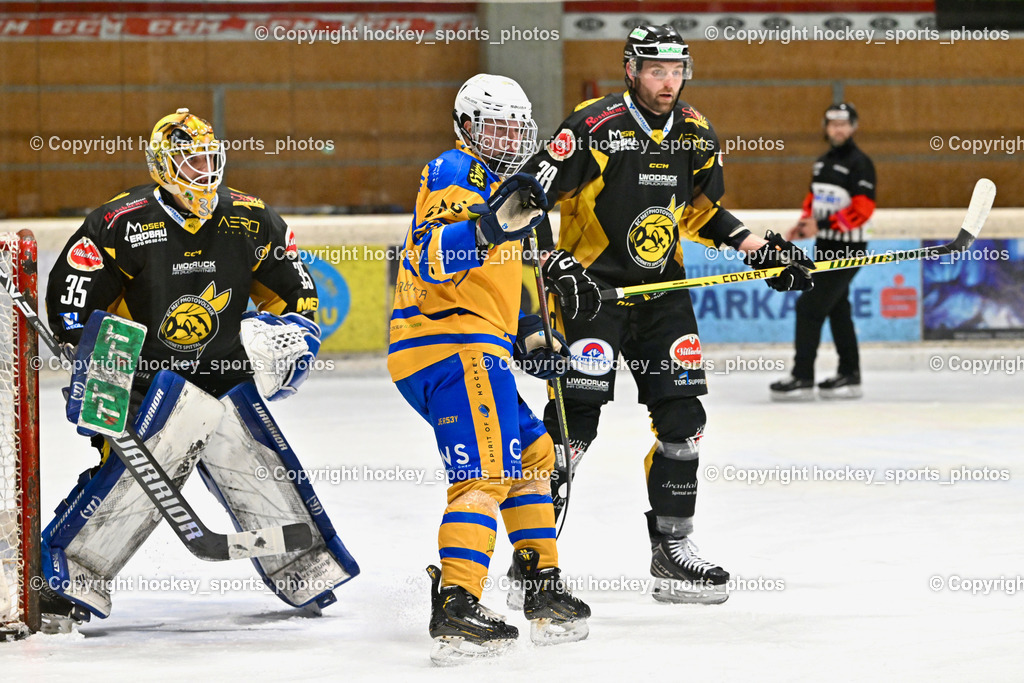 MET PHOTOVOLTAIK HORNETS SPITTAL vs. 1. EHC ALTHOFEN | #35 Egger Luca EC Hornets Spittal, #38 Zorec Marco EC Hornets Spittal, #69 Kropiunig Arno EHC Althofen, MET PHOTOVOLTAIK HORNETS SPITTAL vs. 1. EHC ALTHOFEN, MET PHOTOVOLTAIK HORNETS SPITTAL vs. 1. EHC ALTHOFEN am 10.01.2026 in Spittal an der Drau (Eissportzentrum Spittal), Austria, (Photo by Bernd Stefan)