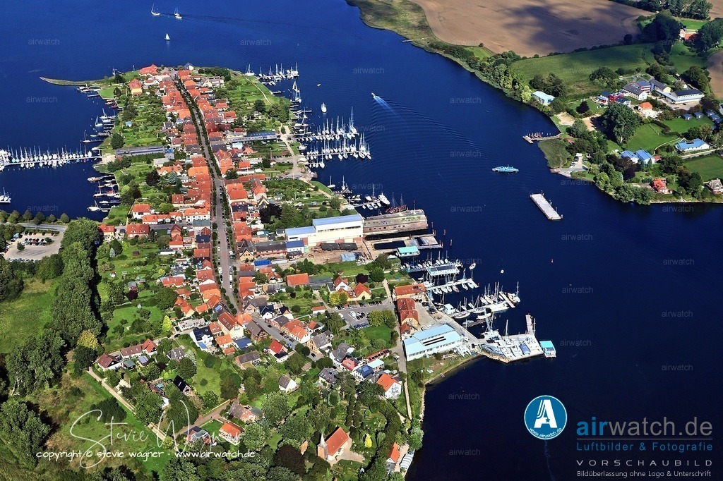 Luftbild Ostseefjord Schlei, Stadt Arnis - kleinste Stadt Deutschlands - Perle an der Schlei | Arnis ist mit einer Fläche von 0,45 km² und etwa 251 Einwohnern (Stand: 31. Dez. 2024) die flächen- und einwohnermäßig kleinste Stadt Deutschlands. Sie liegt auf einer Halbinsel in der Schlei, einem 40 km langen Ostseefjord, im Kreis Schleswig-Flensburg in Schleswig-Holstein.