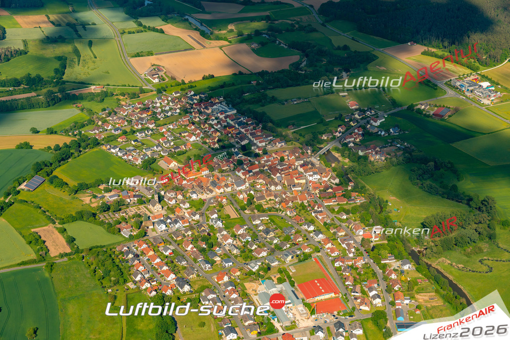 Das Luftbild zeigt :  Hallerndorf - Die Luftaufnahme wurde 2024 vom UL-Flugzeug aus erstellt ( keine Drohne ) - Hochauflösende Luftaufnahme - Für grossformatige Ausdrucke geeignet. Die Geschenkidee !Mit Lizenz und Bildrechte bestellbar