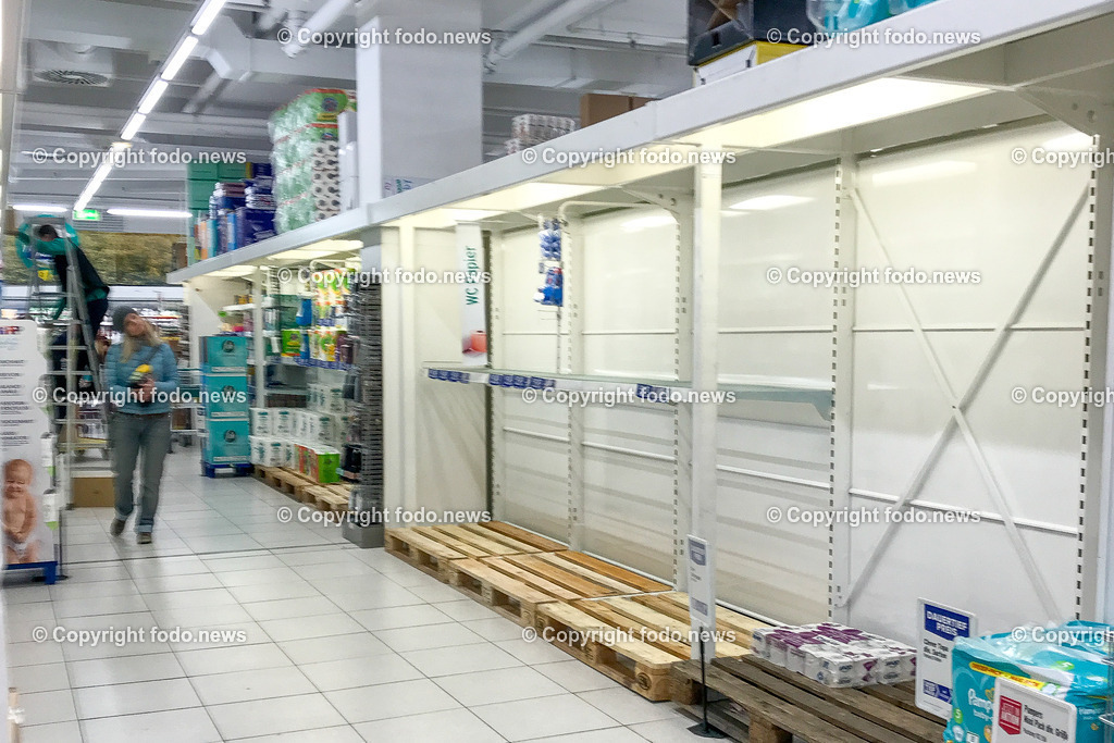 Corona_ 5 Jahre Covid Lockdown_ 15.03.2025-10 | 15.03.2025, Linz, AUT, Corona, 5 Jahre Covid Lockdown, im Bild Stadtansichten, Themenbild, Einkauf, Supermarkt, Lebensmittel, Hamsterkauf, Schild, Hinweis, leere Regale