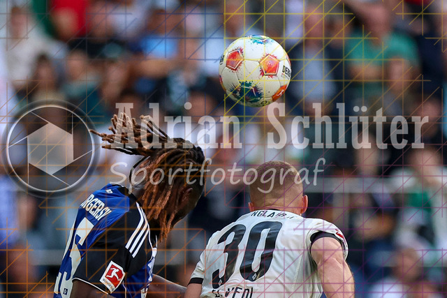 Borussia Mönchengladbach vs Hamburger SV - Bundesliga  | Mönchengladbach, Deutschland, 24.08.25:   Jordan Torunarigha (Hamburger SV) und Nico Elvedi (Borussia Mönchengladbach) im Kampf um den Ball waehrend des Spiels der Bundesliga zwischen Borussia Mönchengladbach vs Hamburger SV im Stadion im Borussia Park(Foto von Brauer-Fotoagentur / Adrian Schlueter)