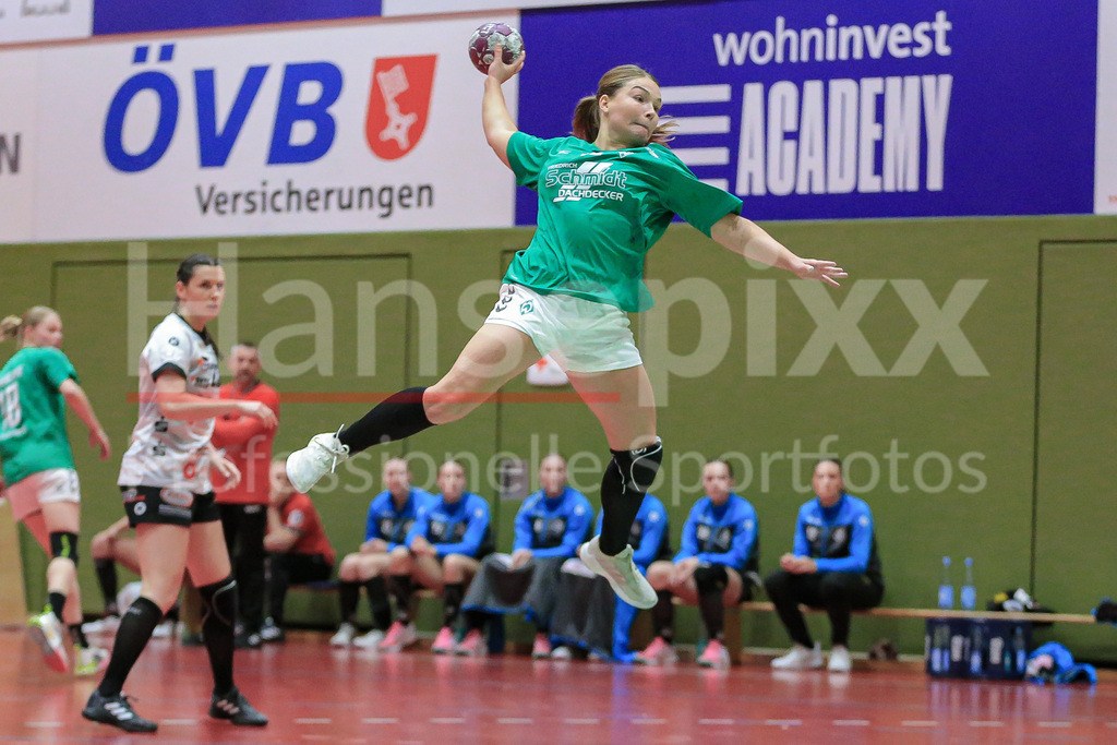 Handball, 2. Bundesliga Frauen, SV Werder Bremen - HL Buchholz 08-Rosengarten | v.li.: Madita Probst (SV Werder Bremen, 10) beim Wurf, am Ball, Spielszene, Aktion, Action