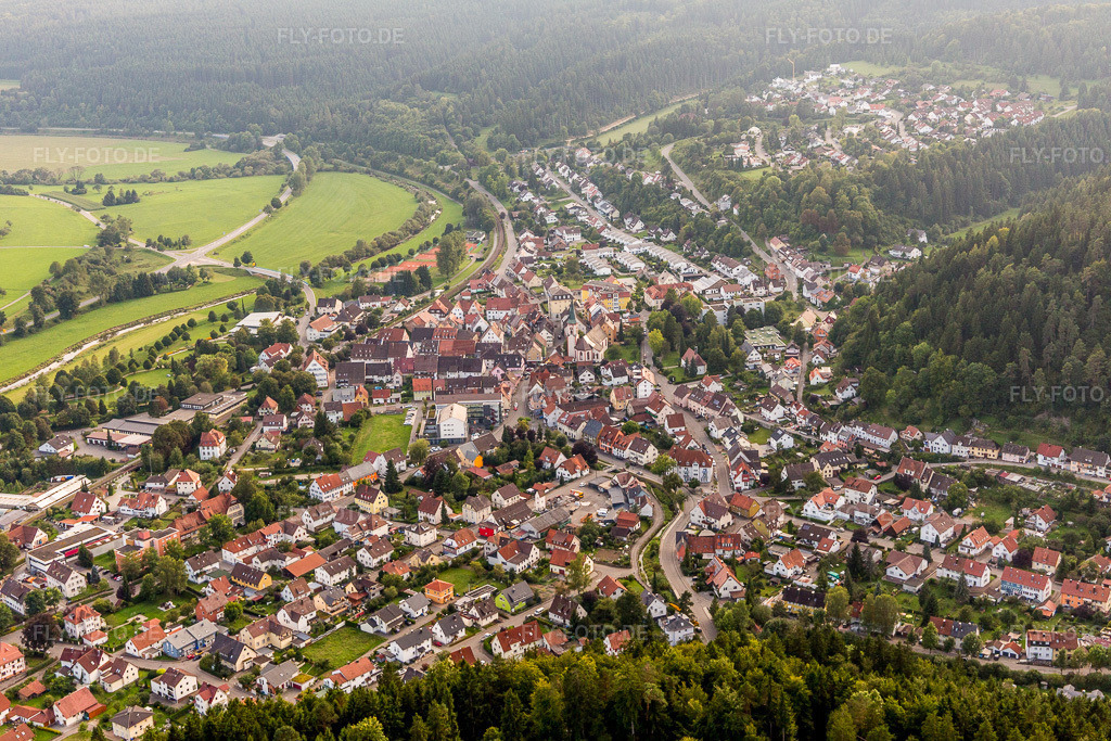 Luftbild: Ortsansicht der Straßen und Häuser der Wohngebiete im Ortsteil Möhringen in Tuttlingen im Bundesland Baden-Württemberg in Deutschland. Foto: IMG_102754.jpg vom 25.08.2017 durch Werner Riehm/FLY-FOTO.de