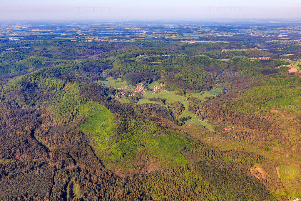 Vue aérienne: Vue d'un village dans le nord des Vosges, depuis le nord-est à Hinsbourg dans le département Bas Rhin, France. Photo: IMG_146039.jpg prise le 01/05/2025 par Werner Riehm/FLY-FOTO.eu – Résolution de l'original: 5230 x 3486 px