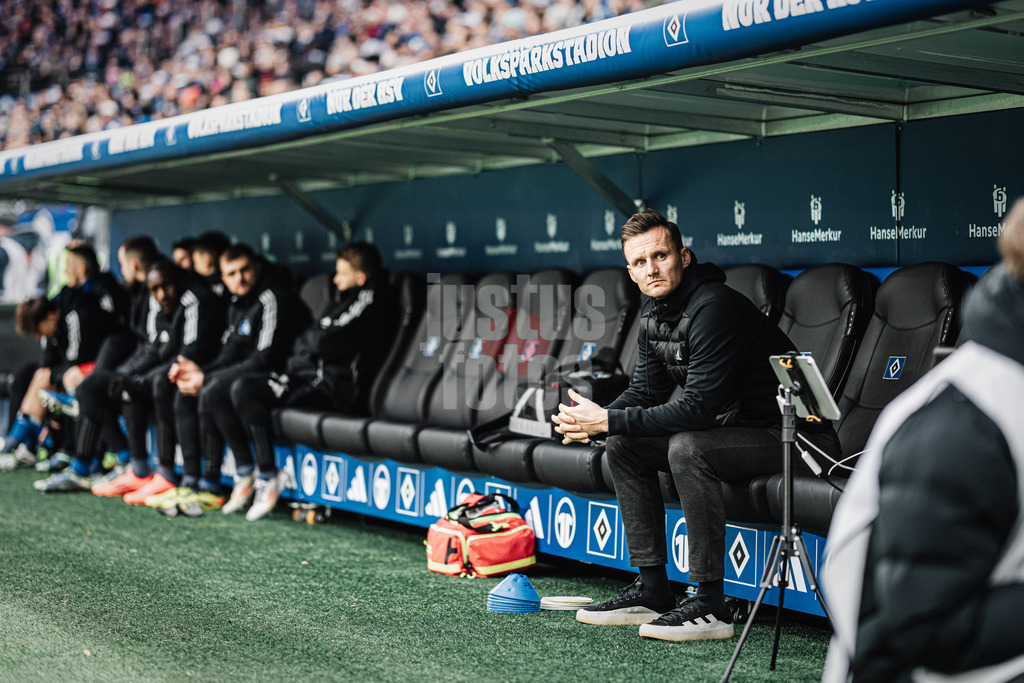 Fußball | Männer | Saison 2024/2025 | 2. Fußball-Bundesliga | 17. Spieltag | Hamburger SV vs. SpVgg Greuther Fürth | 21.12.2024 | Claus Costa Direktor Profifussball (HSV) auf der Bank vor dem Spiel