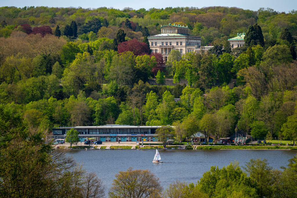 JT-210510 | Die Villa Hügel, Sitz der Industriellenfamilie Krupp, oberhalb des Baldeneysee, heute Sitz der Alfried Krupp von Bohlen und Halbach-Stiftung, Museum, Hügelpark, Essen, NRW, Deutschland - Realisiert mit Pictrs.com