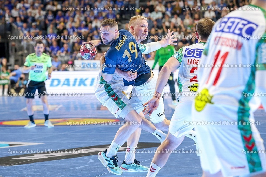 xSSCx18042602048 | 18.04.2026, xsscx, Handball, DHB-Pokal Lidl Final4, Halbfinale, Bergischer HC - SC Magdeburg, Saison 2025 / 2026 Herren, Lanxess Arena, Köln: Magnus Saugstrup (SC Magdeburg #23) im Zweikampf gegen Tomas Babak (Bergischer HC #19) Photo: xSandraxScherningxPressefotoKochx