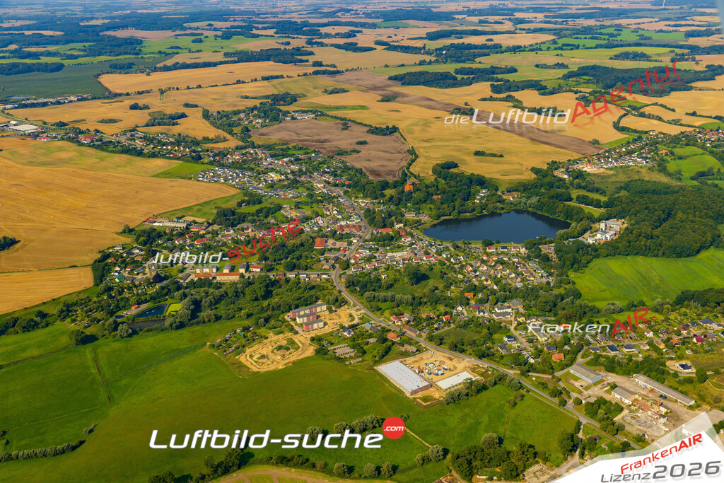Luftbild Satow - Die Luftaufnahme wurde 2025 vom UL-Flugzeug heraus erstellt ( keine Drohne ) - Hochauflösende Luftaufnahme - für professionelle Ausdrucke geeignet. Die Geschenkidee !Hier alle&nbsp;Infos zur Lizenzierung der LuftaufnahmeWir fliegen auch dieses Jahr wieder in Ihre Region um Luftbilder zu erstellen.- Luftbild anfragen