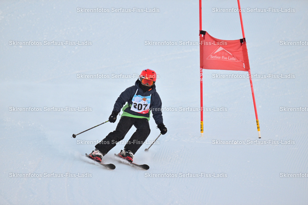 SRF_25.12.2025_0026 | Skirennfotos,Serfaus,Fiss,Ladis,Kinderskirennen,Winter,Tirol,Oberland,skirace,SFL,feelfree,weil wir's genießen,ski,Ski,skifahren,Sonnenplateau, - Realisiert mit Pictrs.com